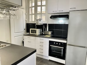 Réfrigérateur, micro-ondes, four, plaque de cuisson