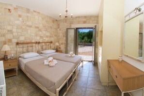 2 habitaciones, tabla de planchar con plancha y cuna de viaje 