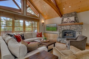 Living area - Beautiful Dollar Point Home! (Sunny Days) (Tahoe City)