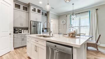 House, 3 Bedrooms | Private kitchen | Fridge, oven, coffee/tea maker, toaster