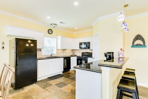 Frigorifero, microonde, forno, piano cottura