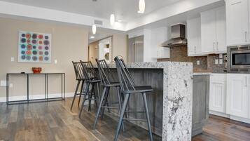 Réfrigérateur, micro-ondes, plaque de cuisson, lave-vaisselle