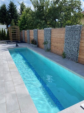 Alberca techada y alberca al aire libre