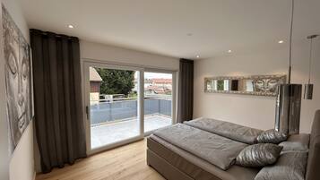 3 makuuhuonetta, työpöytä, silitysrauta/-lauta, vauvan matkasänky