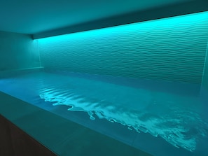 Alberca techada y alberca al aire libre