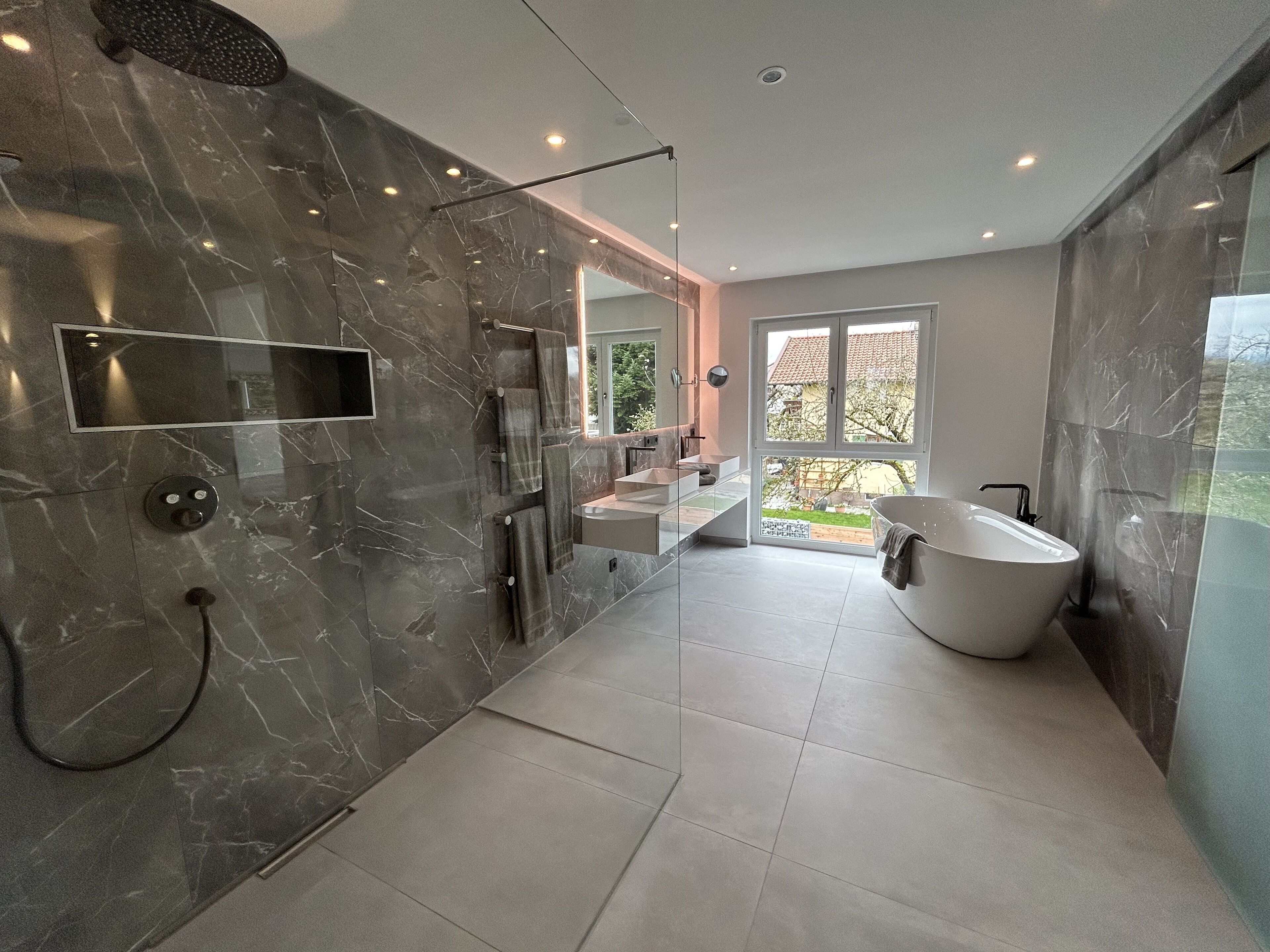 Dusche, Haartrockner, Bidet, Handtücher