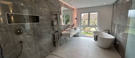 Dusche, Haartrockner, Bidet, Handtücher