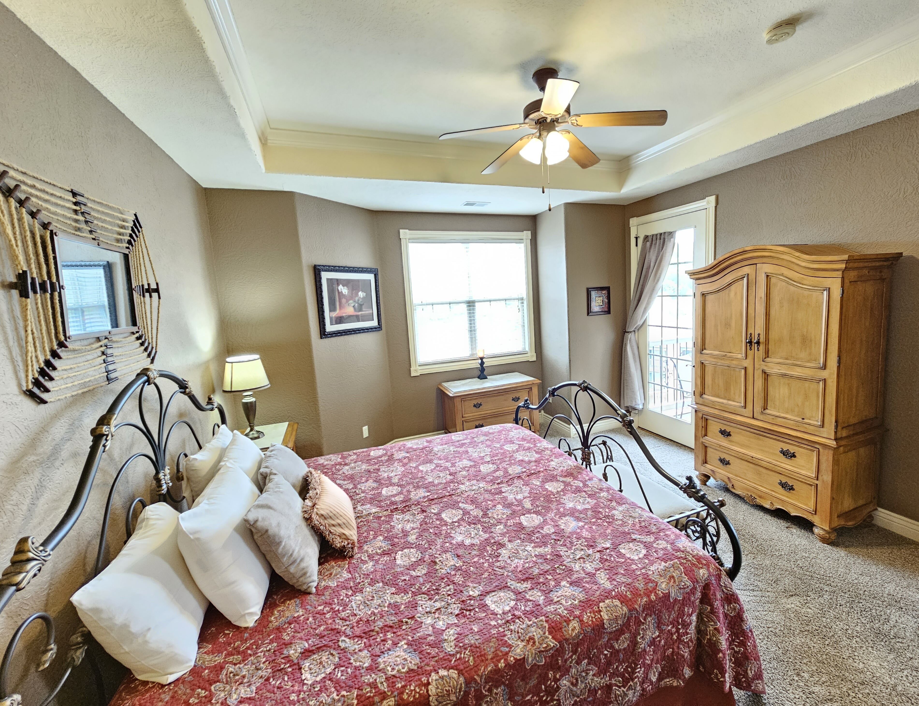 Walk-in Log Cabin Suite by Silver Dollar City & Table Rock Lake in Branson!