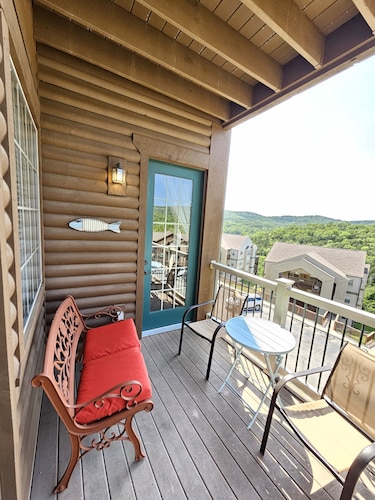 Scenic Mountain Log Cabin by Silver Dollar City & Table Rock Lake!