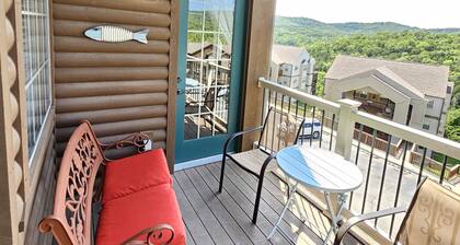 Scenic Mountain Log Cabin by Silver Dollar City & Table Rock Lake!