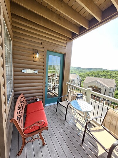 Scenic Mountain Log Cabin by Silver Dollar City & Table Rock Lake!