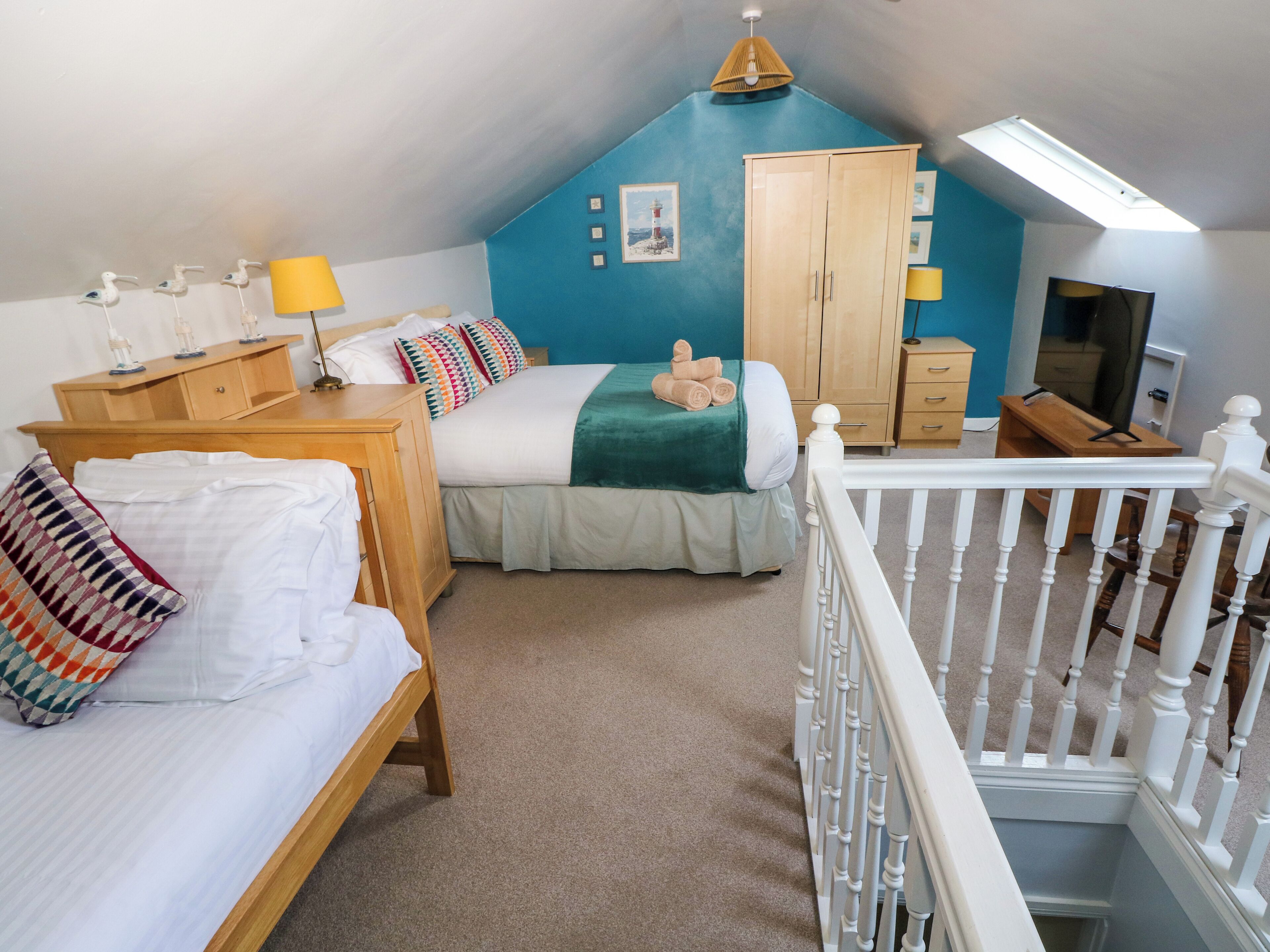 4 habitaciones, decoración personalizada y muebles diferentes 