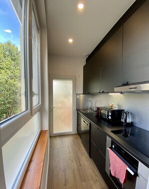 Een koelkast, een microgolfoven, een oven, een kookplaat