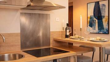 Een koelkast, een microgolfoven, een oven, een kookplaat