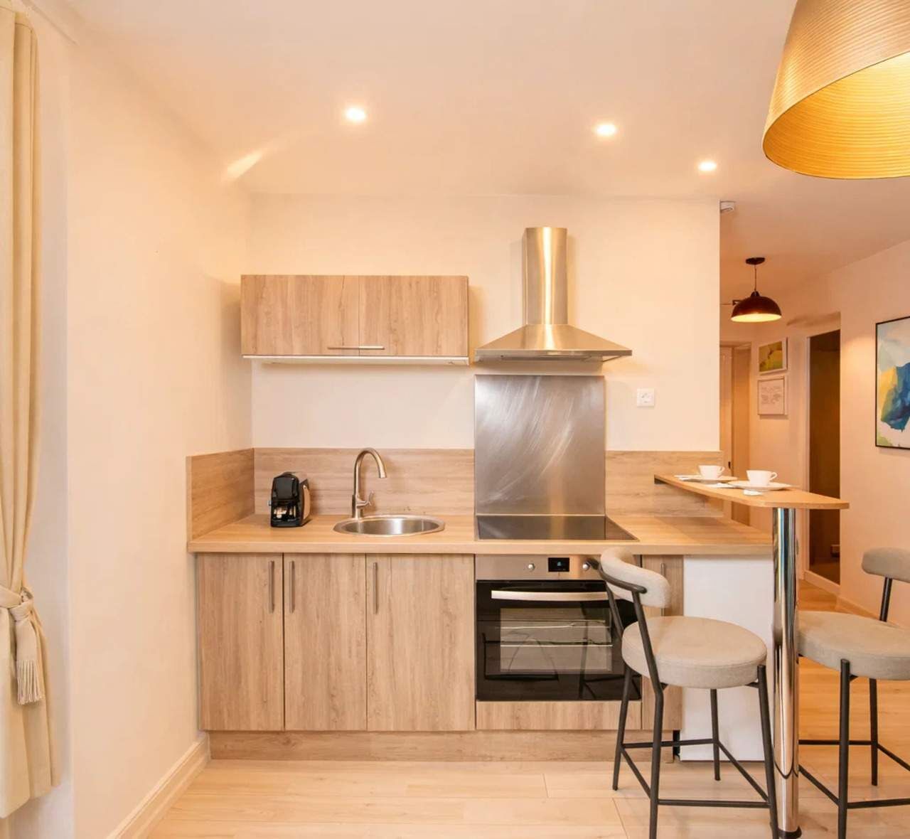 Réfrigérateur, four à micro-ondes, un four, surface de cuisson