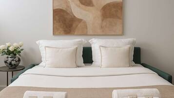 Tabla de planchar con plancha, cuna de viaje, wifi y ropa de cama