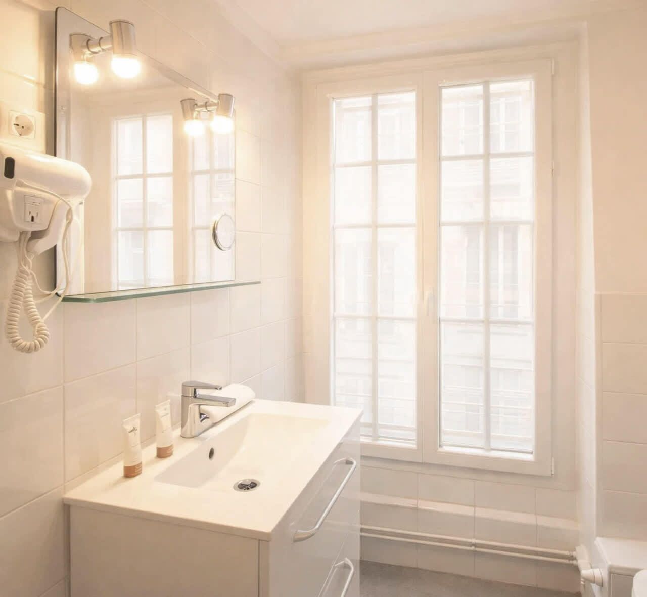 Dusj, hårføner, håndklær og såpe