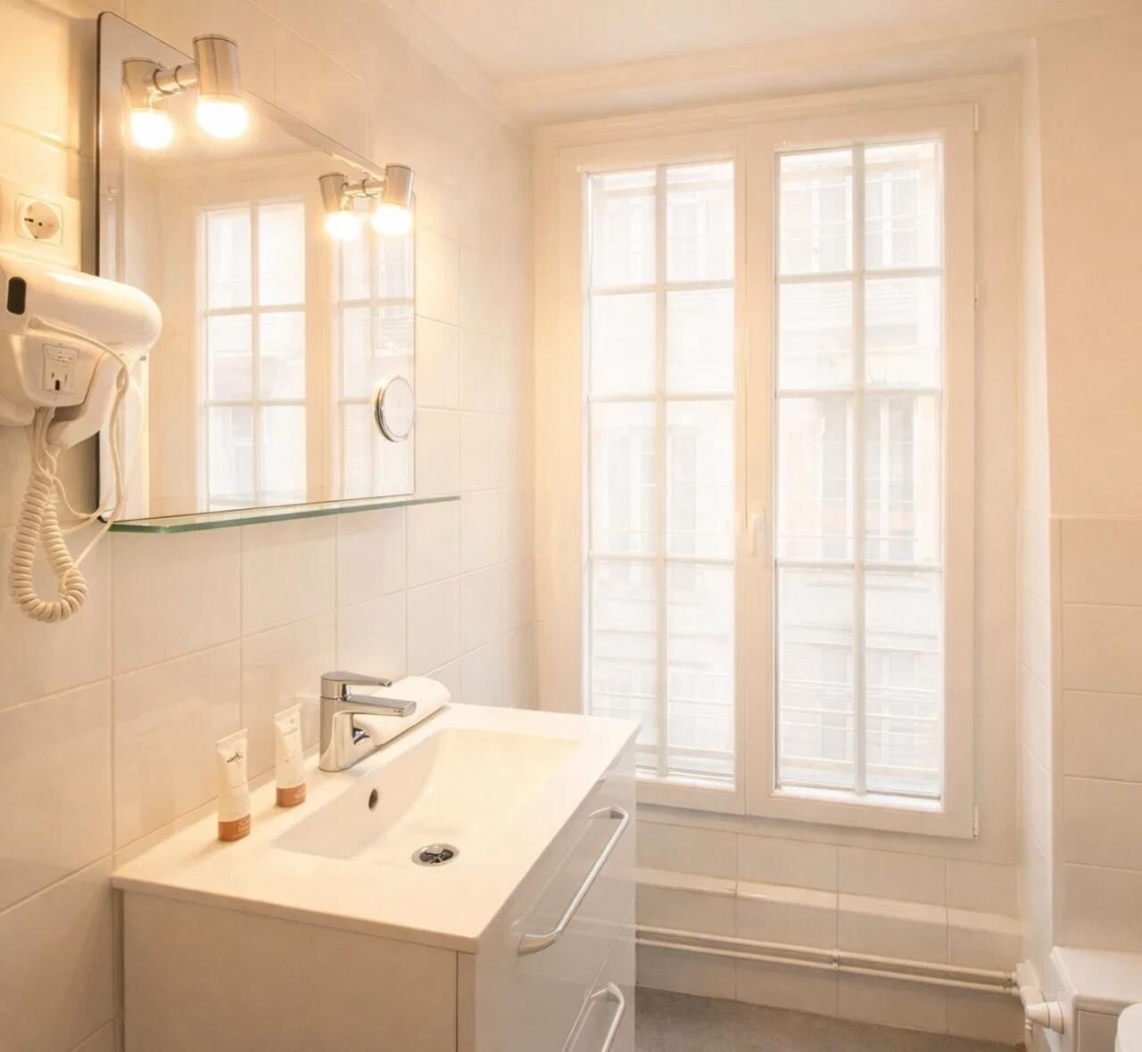 Douche, sèche-cheveux, serviettes fournies, savon