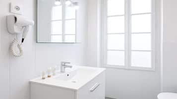 Douche, sĂšche-cheveux, serviettes fournies, savon