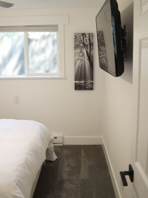 2 habitaciones, escritorio, tabla de planchar con plancha y wifi