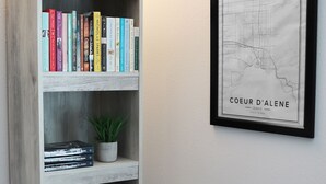 Une bibliothèque remplie de livres et une carte encadrée de Coeur d'Alene, dans l'Idaho.