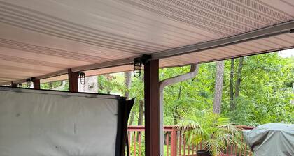 Convenient to Eureka, Hiking/Biking trails, Motorcycle/Pet friendly, Hot Tub.
