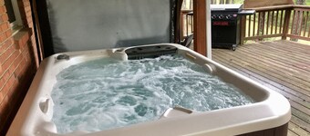 Convenient to Eureka, Hiking/Biking trails, Motorcycle/Pet friendly, Hot Tub.