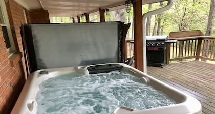 Convenient to Eureka, Hiking/Biking trails, Motorcycle/Pet friendly, Hot Tub.