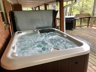 Convenient to Eureka, Hiking/Biking trails, Motorcycle/Pet friendly, Hot Tub.
