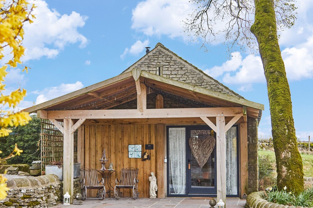 LOVE NEST, pet friendly, character holiday cottage in Bakewell