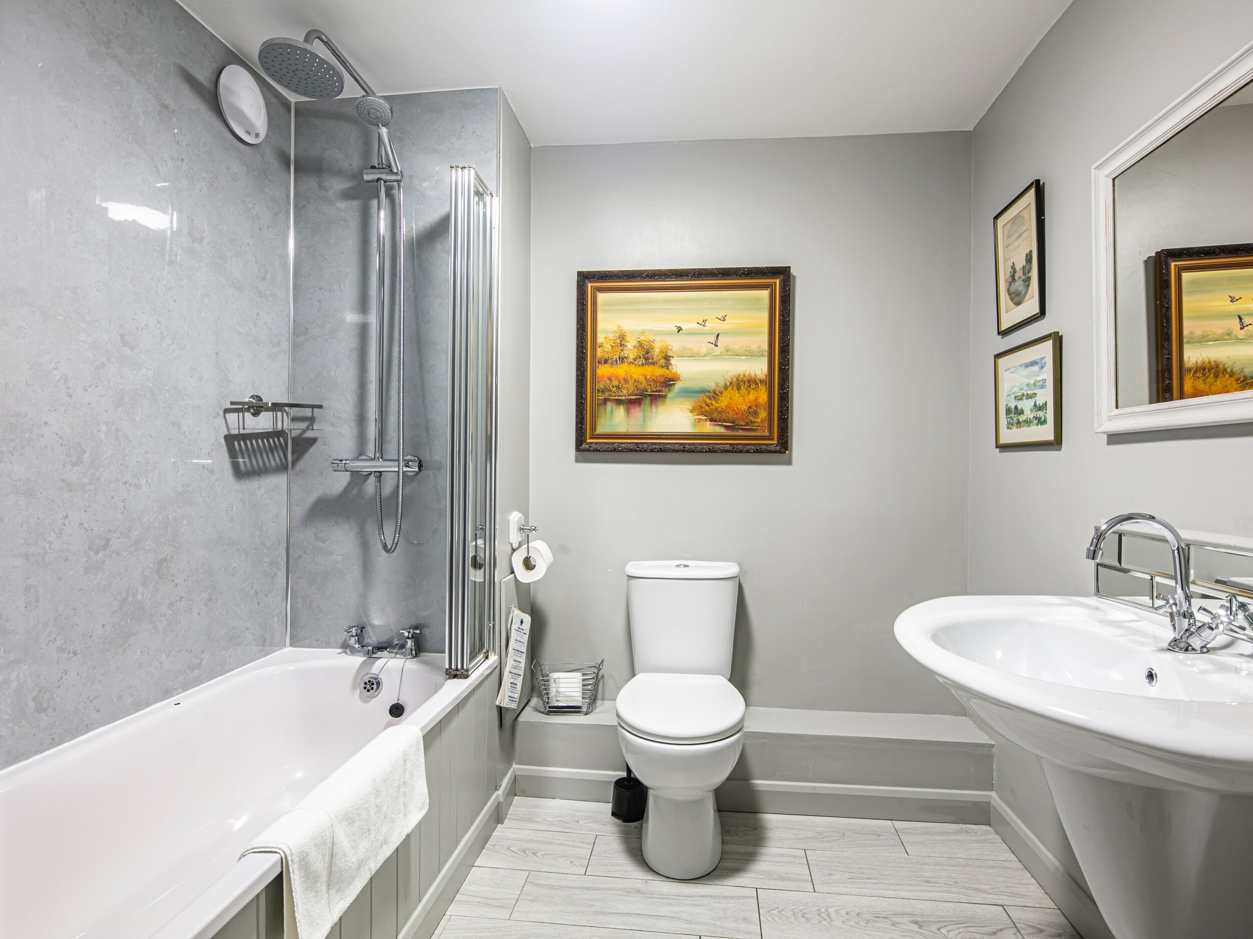 PIPPINWELL, pet friendly, character holiday cottage in Bakewell