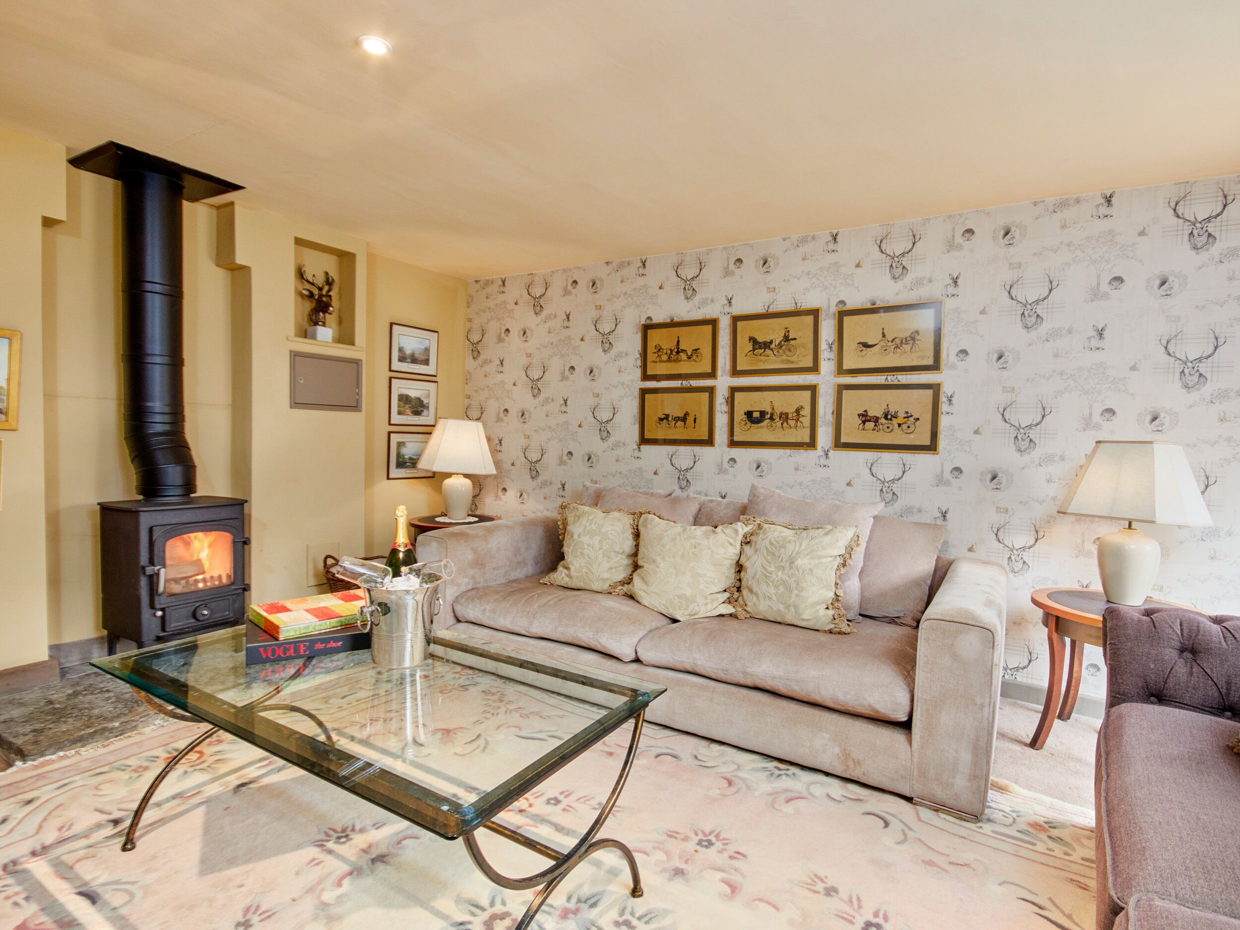 PIPPINWELL, pet friendly, character holiday cottage in Bakewell