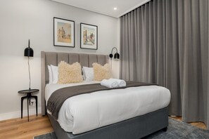 1 Schlafzimmer, Zimmersafe, Schreibtisch, Bügeleisen/Bügelbrett