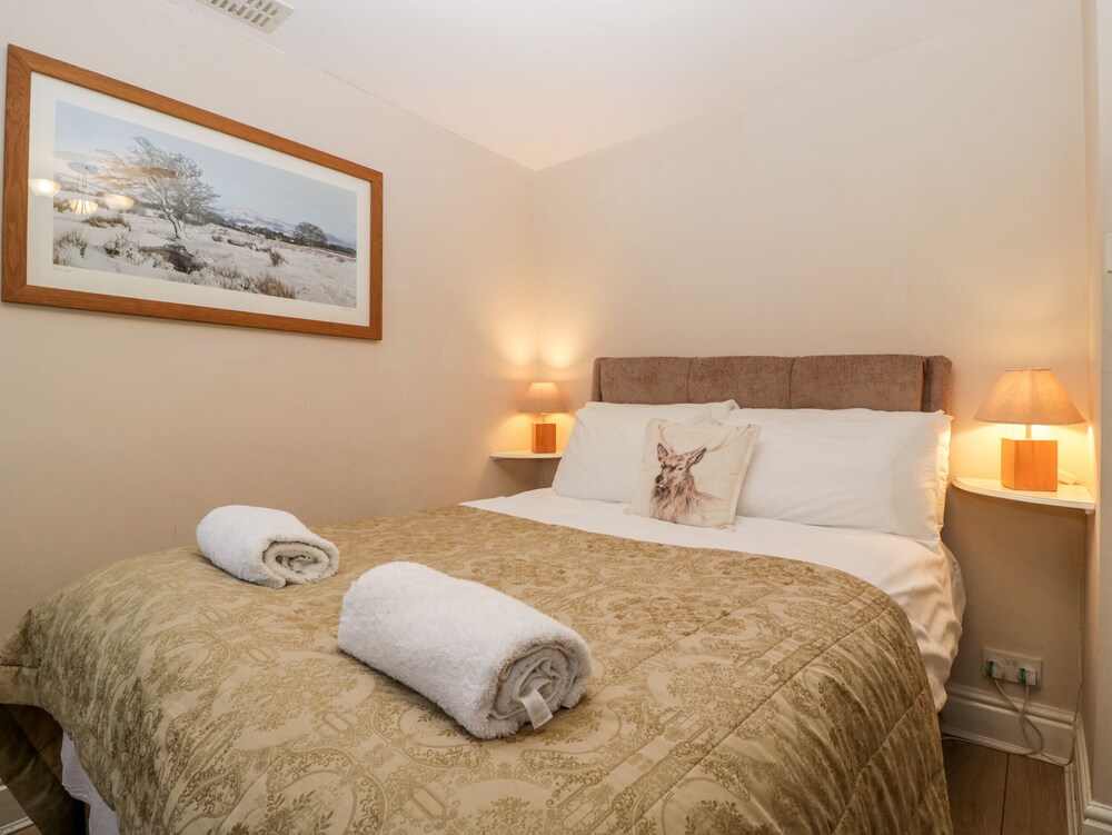 VINE COTTAGE, pet friendly, character holiday cottage in Abergavenny