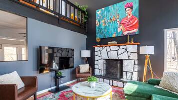 Televisión, chimenea y libros