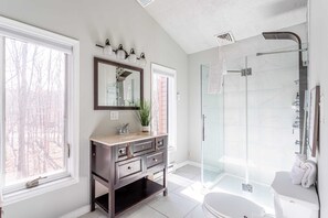 Bañera, toallas, papel higiénico