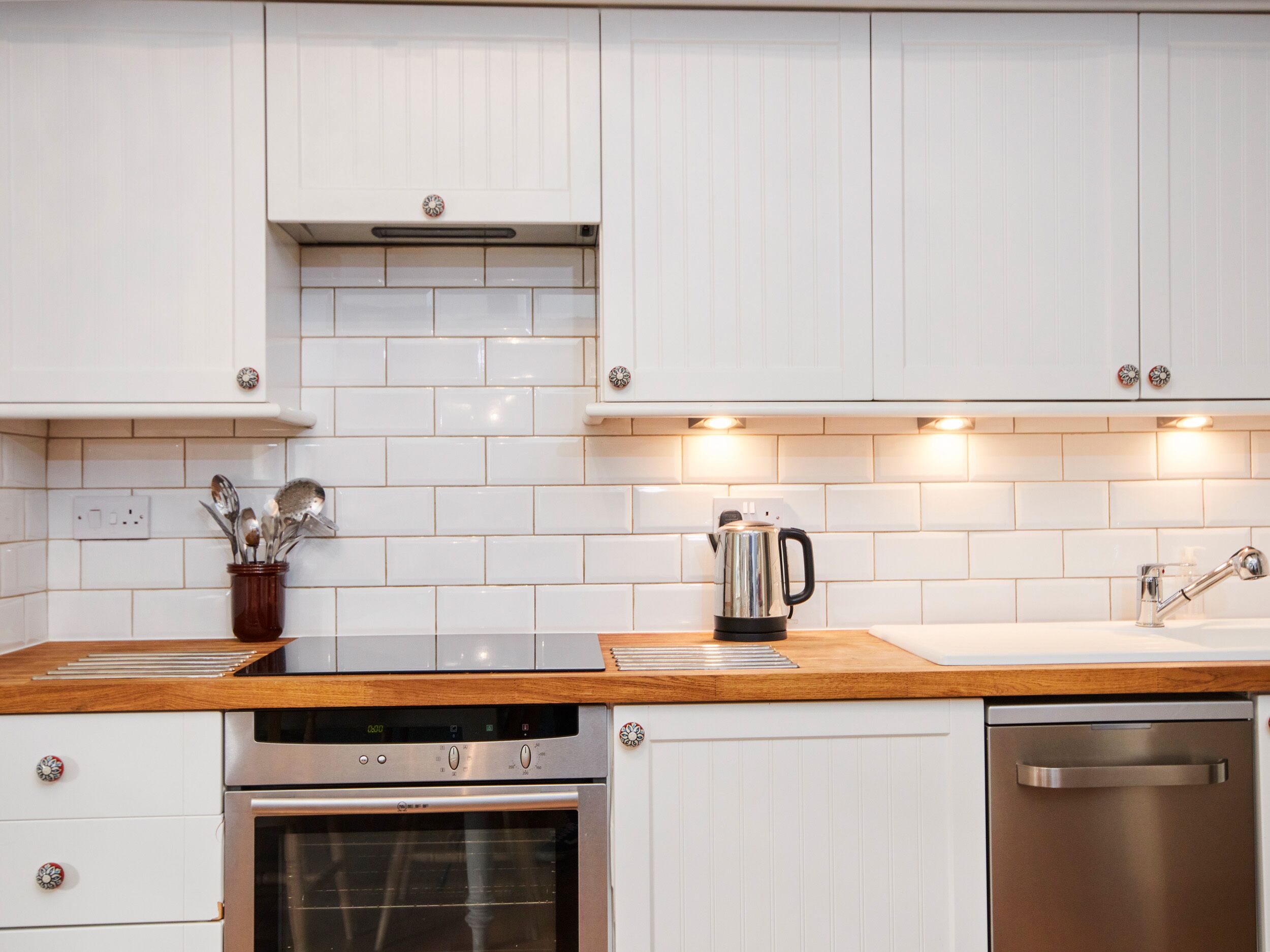 BUTTERCUP DOWN, pet friendly, character holiday cottage in Bakewell