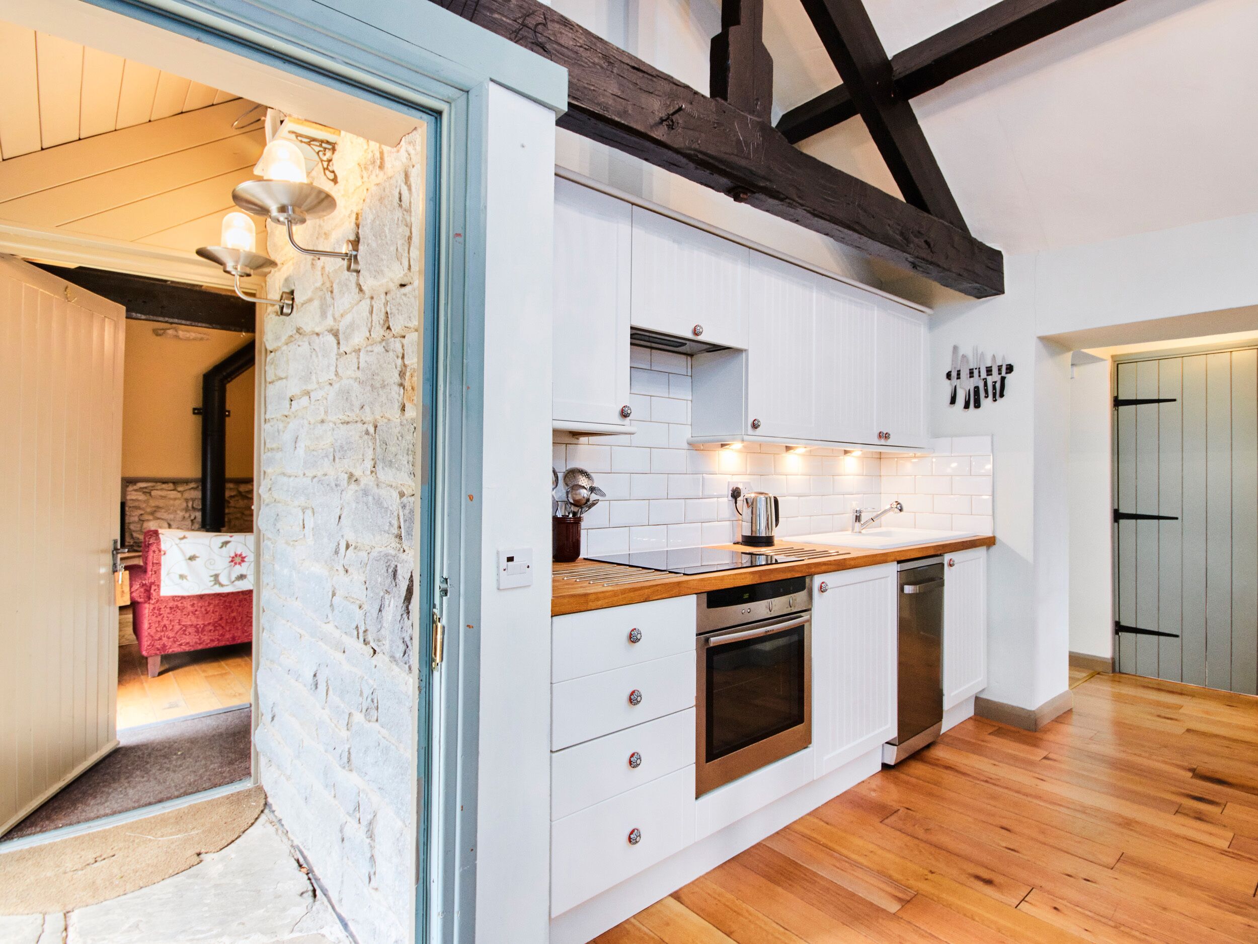 BUTTERCUP DOWN, pet friendly, character holiday cottage in Bakewell