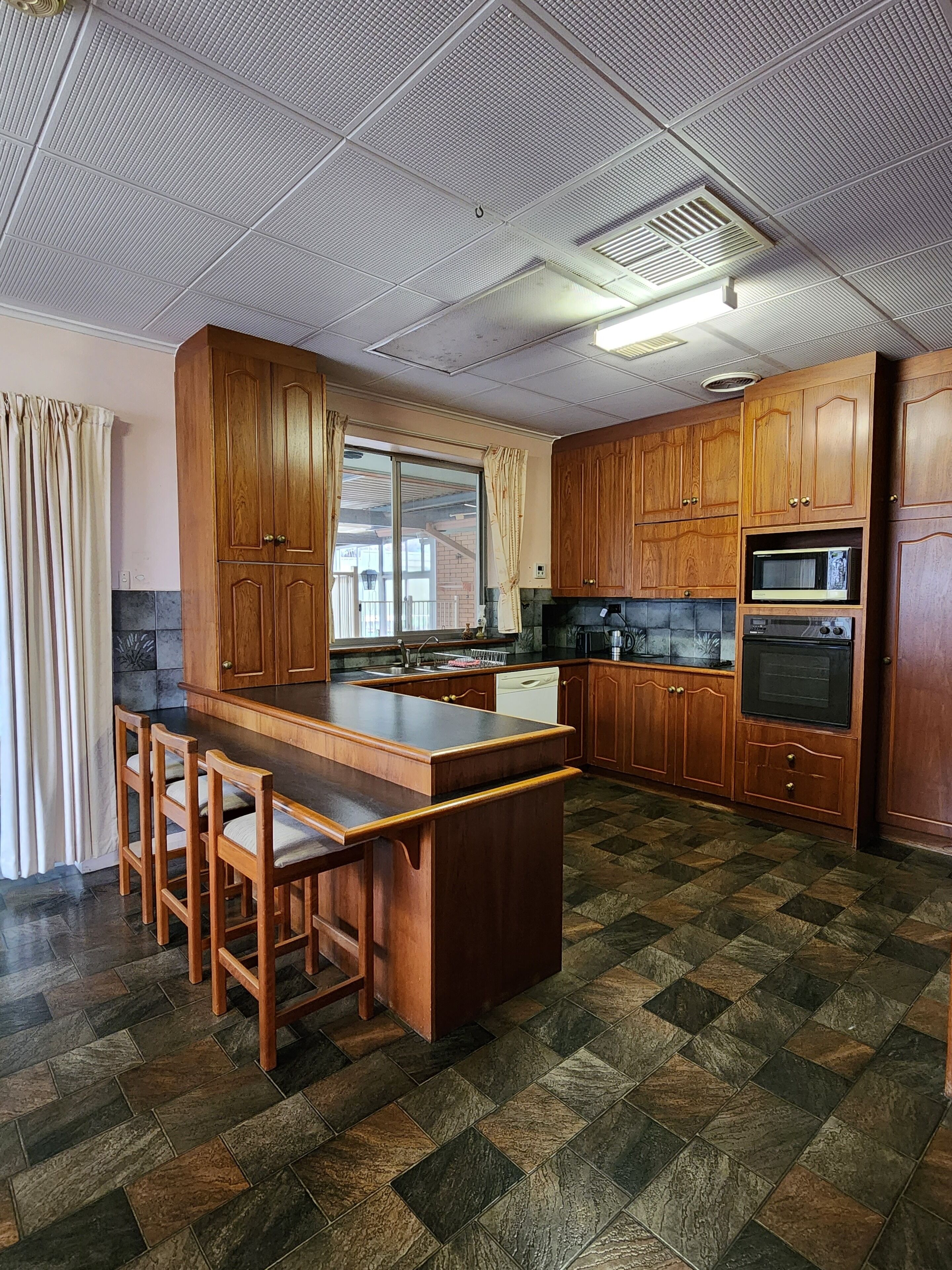 Jääkaappi, mikroaaltouuni, uuni, astianpesukone