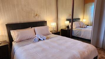 4 bedrooms, desk, iron/ironing board, WiFi
