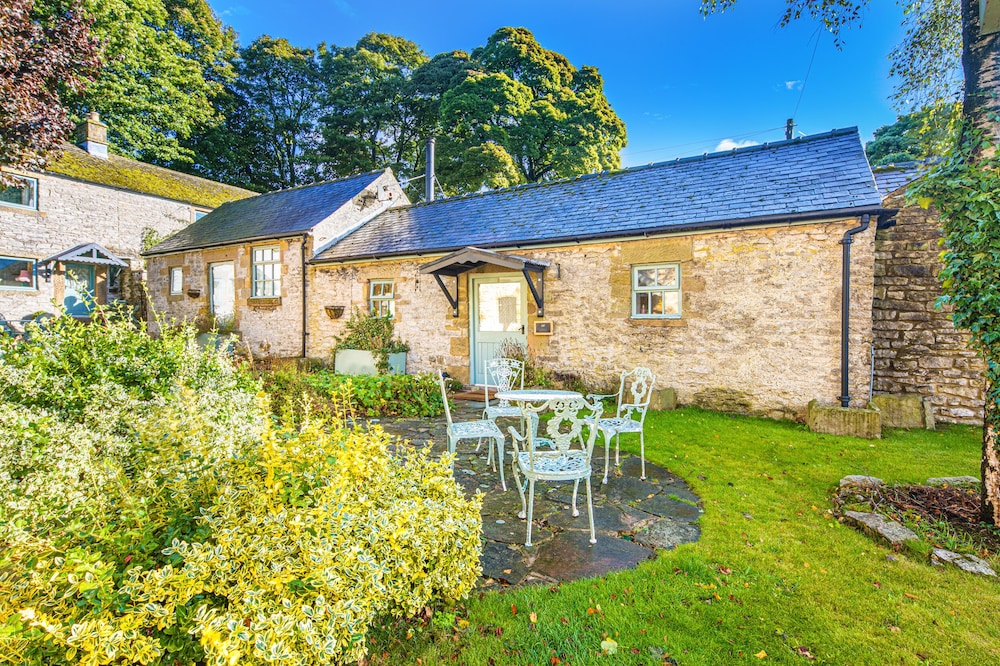 SLIPPER LO, pet friendly, character holiday cottage in Bakewell