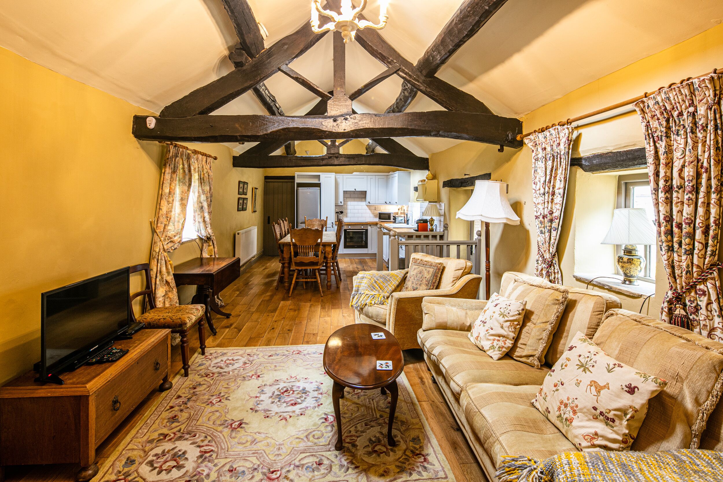 SLIPPER LO, pet friendly, character holiday cottage in Bakewell