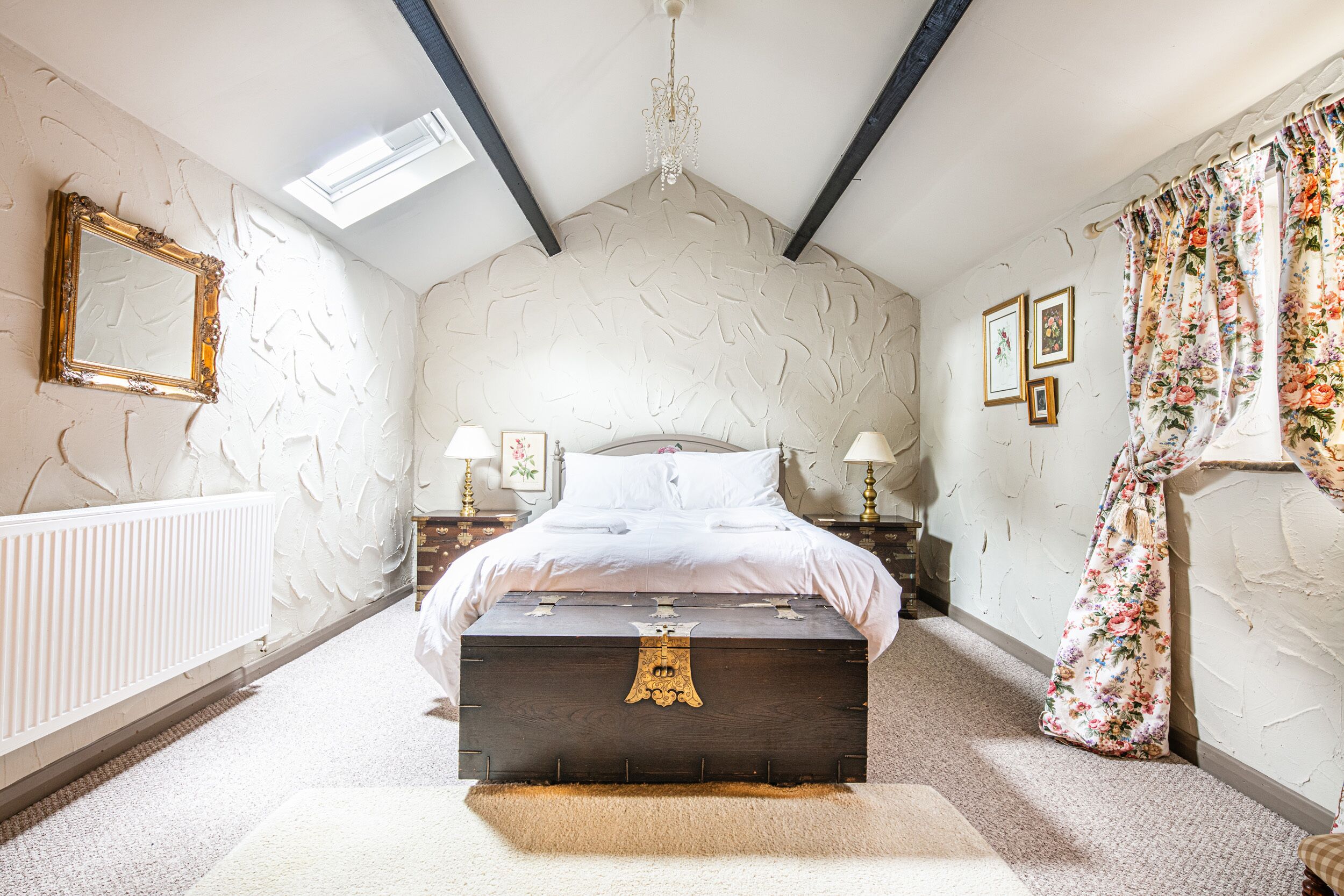 SLIPPER LO, pet friendly, character holiday cottage in Bakewell