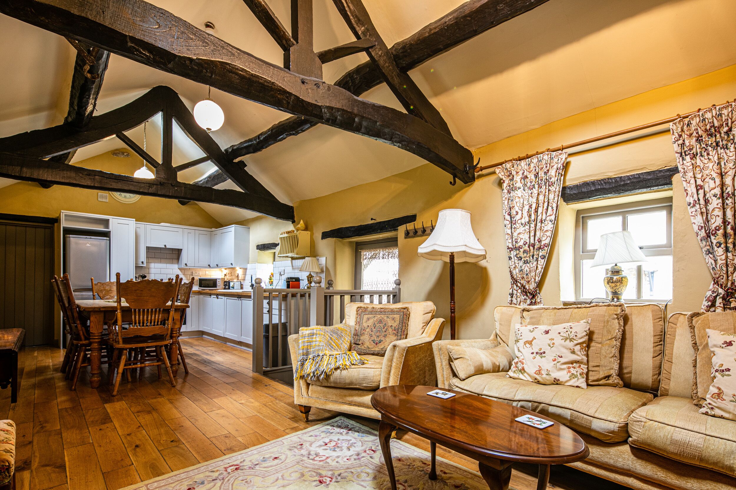 SLIPPER LO, pet friendly, character holiday cottage in Bakewell