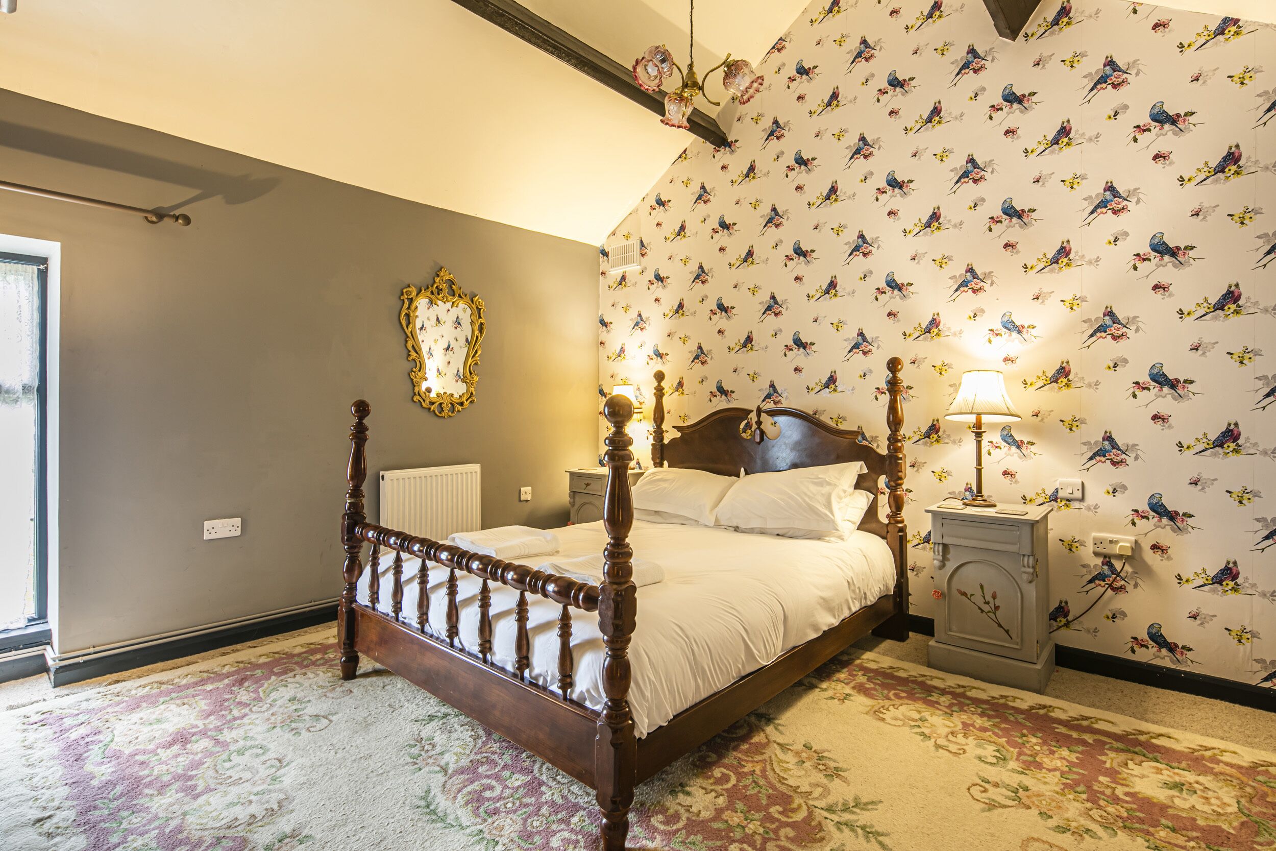 LOVE BIRD, pet friendly, character holiday cottage in Bakewell