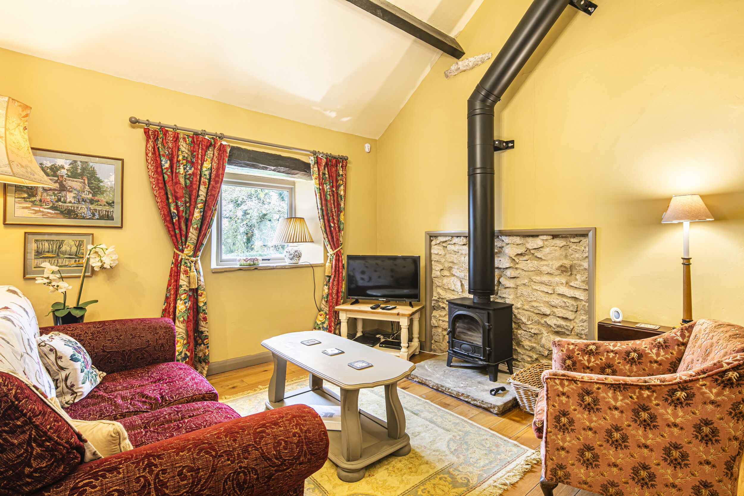 LOVE BIRD, pet friendly, character holiday cottage in Bakewell