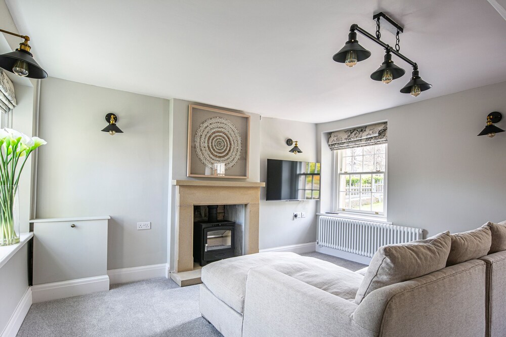 THE BELLE, pet friendly, character holiday cottage in Bakewell