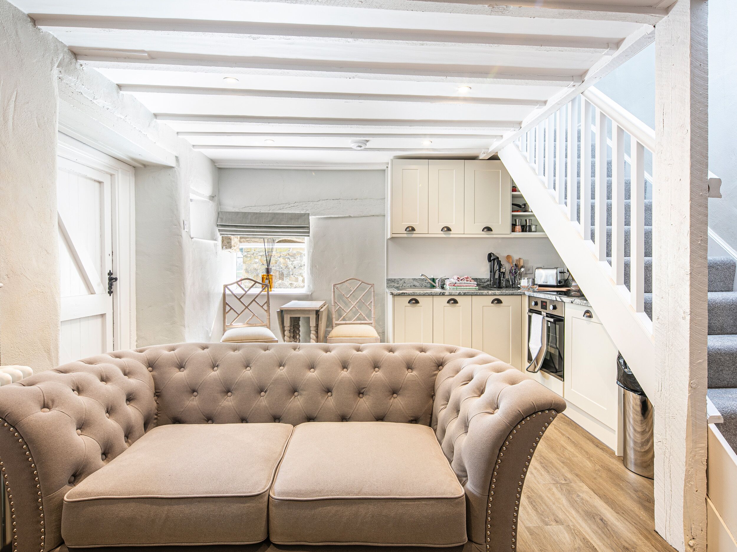 THE ARTISTS LOFT, pet friendly, character holiday cottage in Bakewell