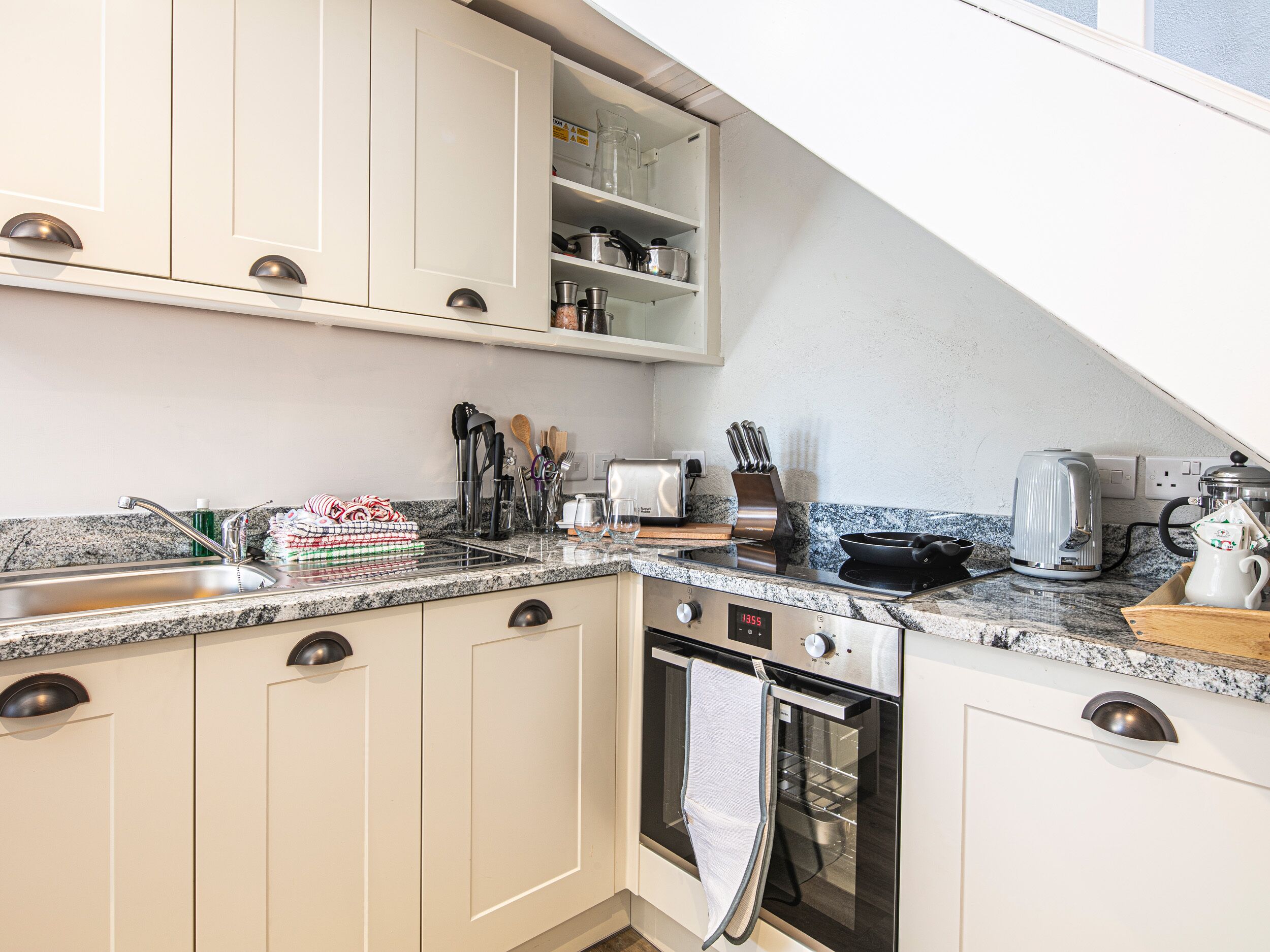 THE ARTISTS LOFT, pet friendly, character holiday cottage in Bakewell