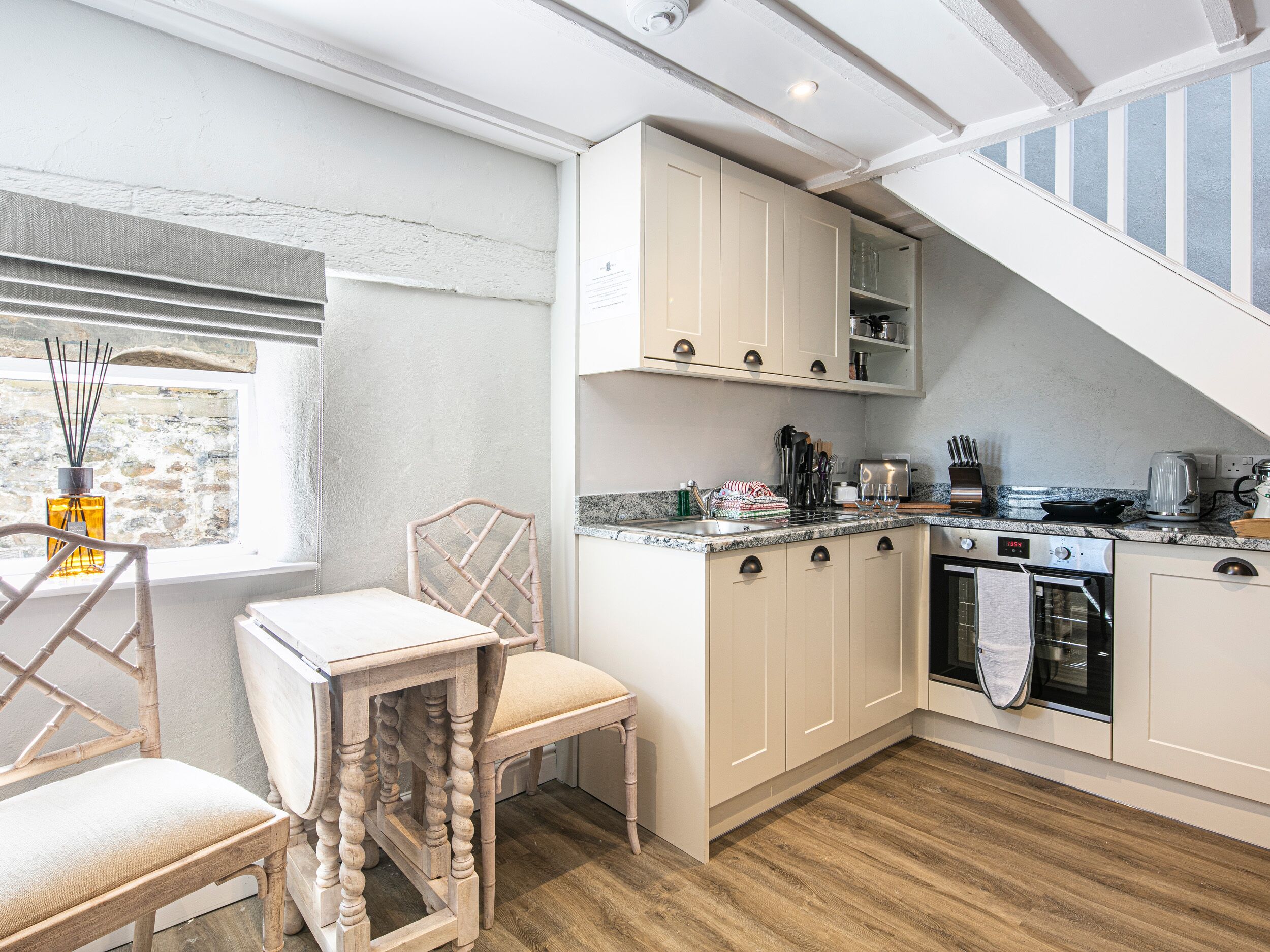 THE ARTISTS LOFT, pet friendly, character holiday cottage in Bakewell